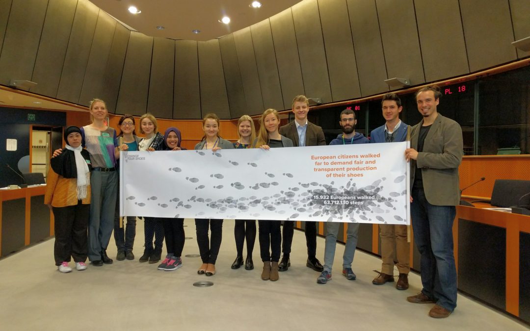 Una delegación del consorcio Cambia Tus Zapatos llevó las demandas de la campaña al Parlamento Europeo