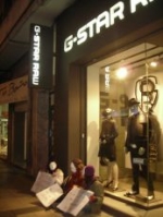Activistas de la Campaña Ropa Limpia se manifiestan delante de tiendas de G-Star de todo el mundo