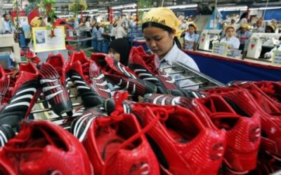 Adidas paga menos de 0,42 euros/hora por producir indumentaria olímpica en Indonesia