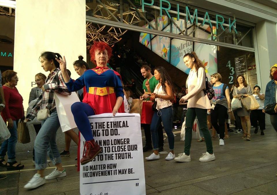 La Campaña Ropa Limpia sale a la calle para destapar la cara oculta de la moda
