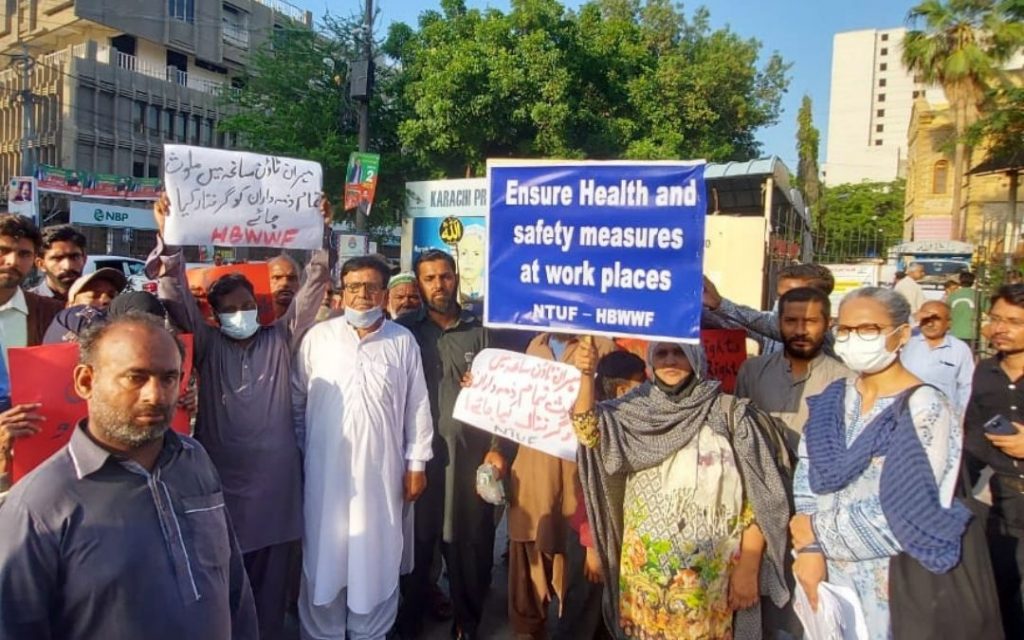 Treballadors manifestant-se per a exigir seguretat a les fàbriques del Pakistan