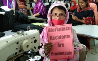 Trabajadora textil exigiendo seguridad para prevenir accidentes laborales