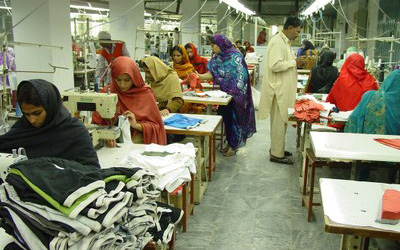 Informe: Las trabajadoras de la confección de Pakistán denuncian la alarmante falta de salidas de emergencia una década después del mortífero incendio de Ali Enterprises