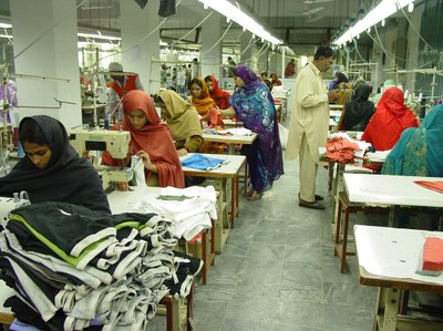 Informe: Las trabajadoras de la confección de Pakistán denuncian la alarmante falta de salidas de emergencia una década después del mortífero incendio de Ali Enterprises