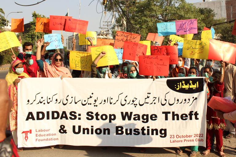 La campanya Pay Your Workers surt al carrer per demanar a Adidas que pagui les seves treballadores