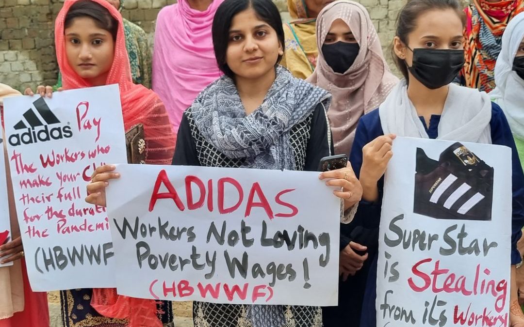 La campaña Pay Your Workers sale a la calle en la Semana de Acción Global para pedir a Adidas que pague a sus trabajadoras