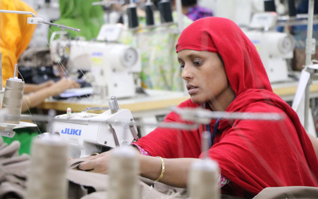 RS1093_Garment worker 5, Dhaka, by Nora Brønseth, FIVH-lpr